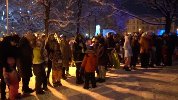Valmiera Riga December 2023 Kerstboomverlichting Kinderen Optredens Kerstboom Veel Gelukkige — Stockvideo