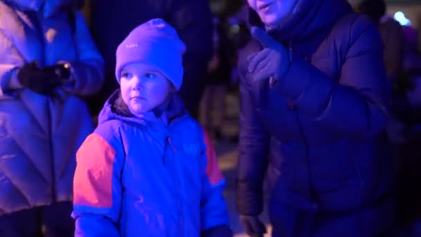 Valmiera Riga Diciembre 2023 Iluminación Árboles Navidad Niños Actuaciones Árbol — Vídeos de Stock