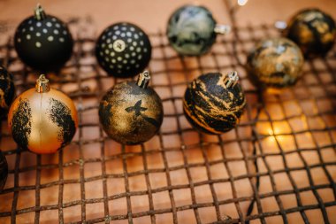 Kuruması için boyanmış siyah ve altın Noel topları