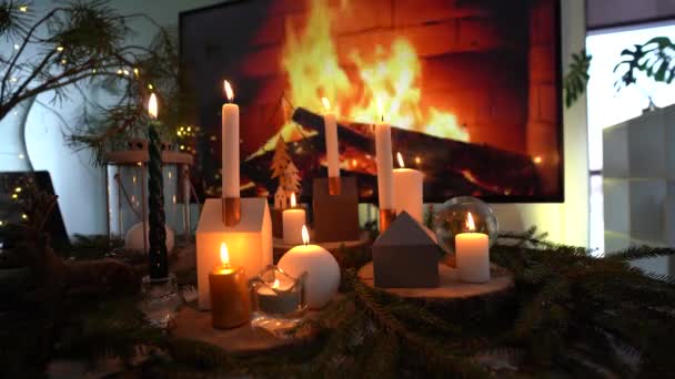非常に熱い蝋燭 クリスマス ツリーを暖炉のそばで夜は力強かった リラックスとリラクゼーションの居心地の良い家のお祭りの雰囲気暗い写真 — ストック動画