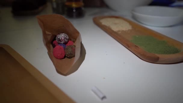 Шоколадные Трюфели Бумажном Пакете — стоковое видео