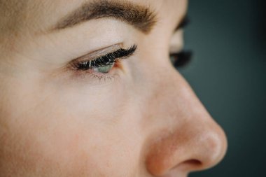 Aşırı uzun kirpik ve siyah liner makyaj kadın göz güzel makro çekim. Mükemmel bir şekil makyaj ve uzun kirpikler. Kozmetik ve makyaj. Closeup makro moda gözleri sima vurdu