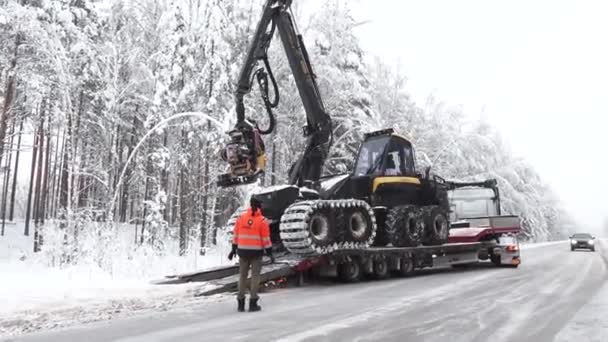 Valmiera Lettonie Décembre 2023 Machine Lourde Transporte Moissonneuse Batteuse Forestière — Video