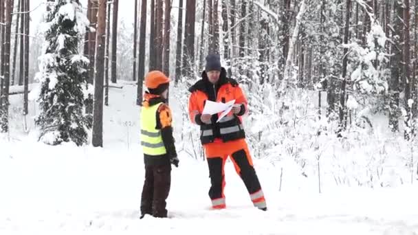 Retrato Uma Trabalhadora Canteiro Obras Uma Roupa Inverno — Vídeo de Stock