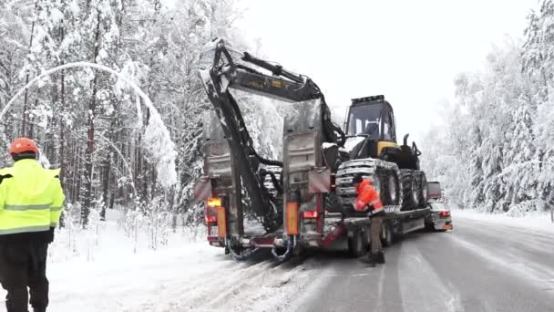 Valmiera Letonia Diciembre 2023 Máquina Pesada Lleva Cosechadora Maquinaria Forestal — Vídeo de stock