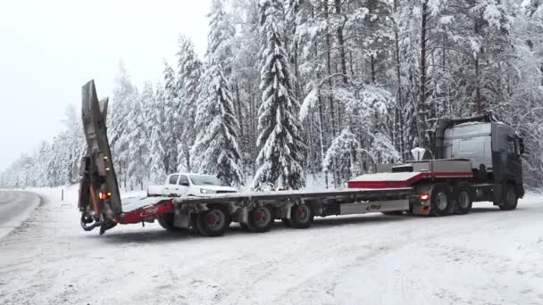 Duży Transporter Maszyn Odwraca Autostradę Zimie — Wideo stockowe