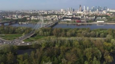 Varşova 'nın başkentinde Siekierkowski Köprüsü' nün insansız hava aracı videosu