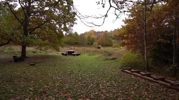 Podzimní Krajina Místo Odpočinku Pod Dubem Dřevěnými Bariérami — Stock video