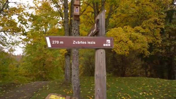 木製のサインポスト 方向性の兆候 最上部の標識は 近くの景色のスポットや景色を示唆するカメラアイコンで Zmies Iezis に向かって 270 を指している — ストック動画