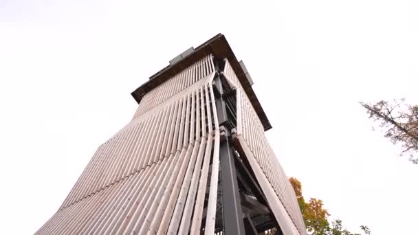 モダンな建築デザインの高い展望塔のトップビュー 構造は外側を包む垂直金属スラットによって特徴付けられ 美的な要素として機能します — ストック動画