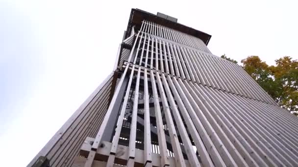 Άποψη Ενός Ψηλού Πύργου Παρατήρησης Μοντέρνο Αρχιτεκτονικό Σχεδιασμό Κατασκευή Χαρακτηρίζεται — Αρχείο Βίντεο