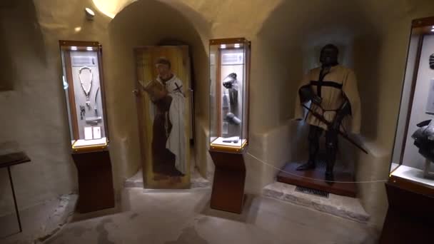 ナイトの装甲は 博物館の展示の一部として 中世の城 — ストック動画