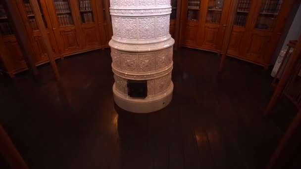 Ortaçağ Şatosunda Bir Odanın Ortasında Beyaz Bir Fırın — Stok video
