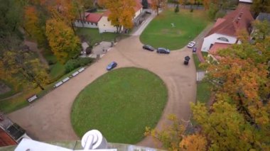 Cesis, Letonya, Avrupa 'daki eski şehir parkında renkli bir sonbahar