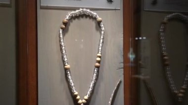 Cesis Ortaçağ Kalesi Müzesi 'ndeki sergide cam kılıflı antik mücevherler.