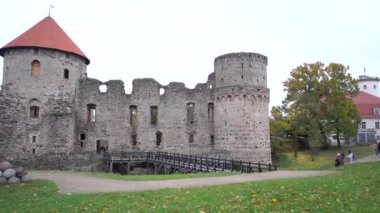 Cesis, Letonya, Avrupa 'daki eski şehir parkında renkli bir sonbahar
