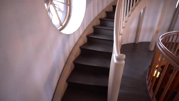 Escadaria Casa Degraus Madeira Arqueados Subindo Gimbal Shot — Vídeo de Stock