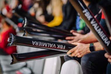 Valmiera, Letonya - 15 Aralık 2023 - iki erkek zemin topu takımı kapalı alanda birbirlerine karşı oynuyorlar. Oyun anları ve taraftarlar. Uygunsuz spor.