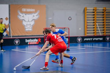 Valmiera, Letonya - 15 Aralık 2023 - iki erkek zemin topu takımı kapalı alanda birbirlerine karşı oynuyorlar. Oyun anları ve taraftarlar. Uygunsuz spor.