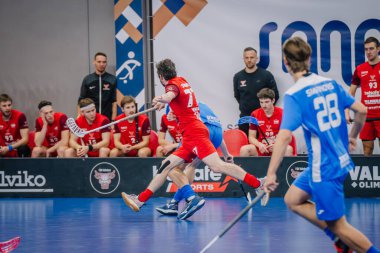 Valmiera, Letonya - 15 Aralık 2023 - iki erkek zemin topu takımı kapalı alanda birbirlerine karşı oynuyorlar. Oyun anları ve taraftarlar. Uygunsuz spor.