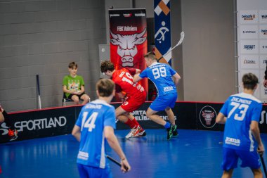 Valmiera, Letonya - 15 Aralık 2023 - iki erkek zemin topu takımı kapalı alanda birbirlerine karşı oynuyorlar. Oyun anları ve taraftarlar. Uygunsuz spor.