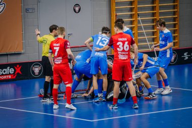 Valmiera, Letonya - 15 Aralık 2023 - iki erkek zemin topu takımı kapalı alanda birbirlerine karşı oynuyorlar. Oyun anları ve taraftarlar. Uygunsuz spor.