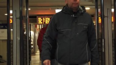 Riga, Letonya - 27 Aralık 2023 - İstasyona insanlar taşınıyor