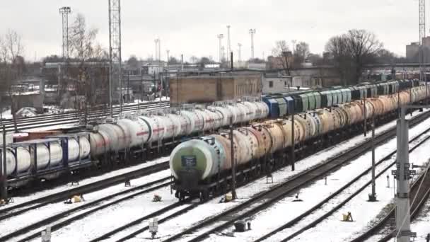 Pátio Trem Nevado Apresenta Uma Linha Petroleiros Coloridos Descansando Trilhas — Vídeo de Stock