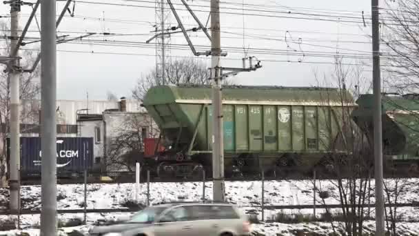 Fila Carros Trem Carga Coloridos Incluindo Verdes Bege Estacionados Uma — Vídeo de Stock