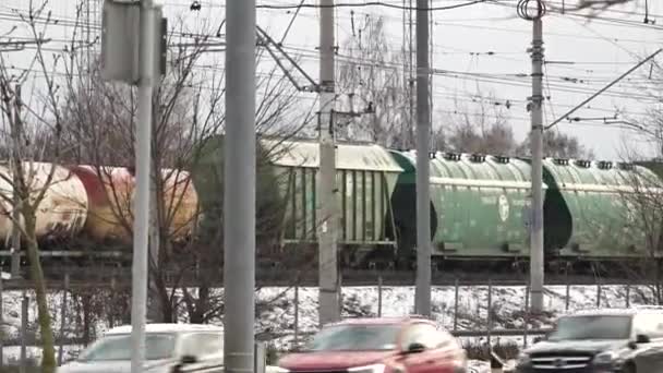 Řada Barevných Nákladních Vagónů Včetně Zelených Béžových Zaparkovaných Železniční Trati — Stock video