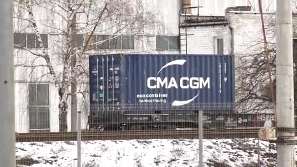 Velký Modrý Přepravní Kontejner Kontejner Umístěn Průmyslové Nebo Nákladní Oblasti — Stock video