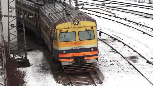Žlutý Šedý Dojíždějící Vlak Zastavuje Více Protínajících Železničních Tratích — Stock video