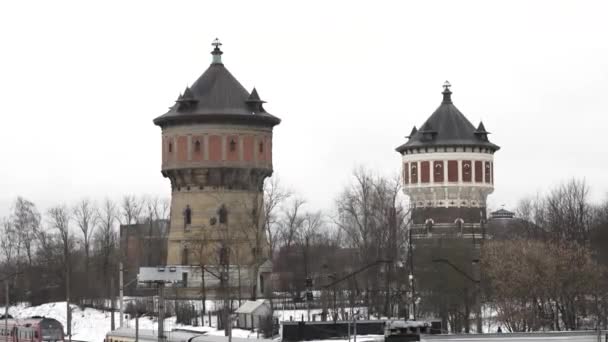Dwie Historyczne Wieże Ciśnień Każda Stożkowym Dachem Wieloma Oknami Świadczące — Wideo stockowe