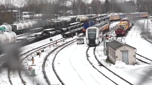 冬の鉄道ヤード 多種多様な列車の動きを促進する複数の鉄道線が収束し 分散する — ストック動画