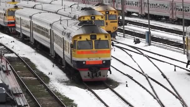 Σιδηροδρομικό Σταθμό Χειμώνα Πολλές Γραμμές Συγκλίνουν Αρκετές Αμαξοστοιχίες Στέκονται Στις — Αρχείο Βίντεο