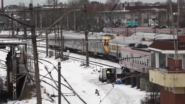 Train Voyageurs Gare Triage Enneigée Voies Ferrées Toile Fond Industrielle — Video
