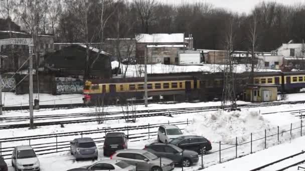 Escena Diurna Durante Invierno Con Tren Pasajeros Amarillo Azul Pasando — Vídeo de stock