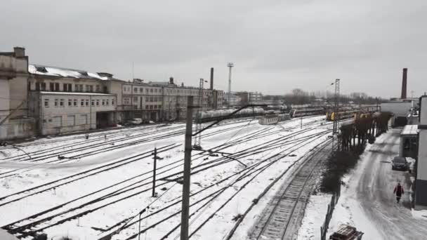 Железнодорожный Двор Покрыт Снегом Типичным Зимней Сцены Множество Железнодорожных Путей — стоковое видео
