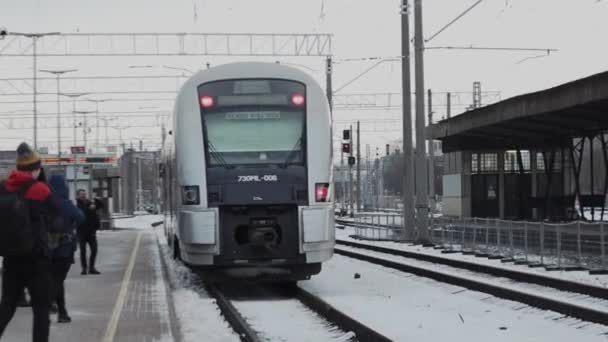 现代旅客列车在月台上 出发了 前景光明的是那些对新火车感到满意的人 — 图库视频影像