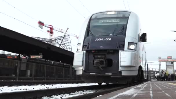 Moderno Tren Blanco Rojo Encuentra Una Estación Sus Puertas Abren — Vídeos de Stock