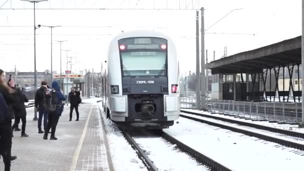 Σύγχρονο Επιβατικό Τρένο Στην Πλατφόρμα Αναχωρεί Πρώτο Πλάνο Είναι Άνθρωποι — Αρχείο Βίντεο