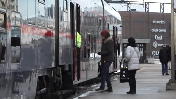 Train Platform Scene Day Passengers Seen Boarding Alighting Stationary Train — Stock Video