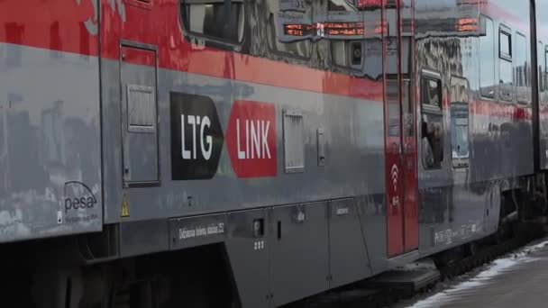 Nowoczesny Biały Czerwony Pociąg Jest Stacji Jego Drzwi Otwarte Dla — Wideo stockowe