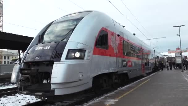 Modern Beyaz Kırmızı Tren Bir Istasyonda Kapıları Yolculara Açık — Stok video