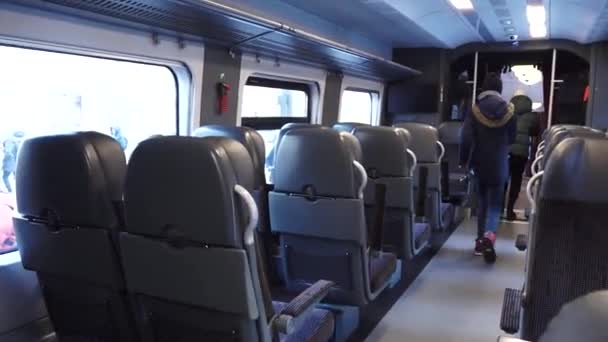 在中央过道两边有一排座位的现代化火车的内部 座椅的设计是为了舒适 有头枕和花纹的室内装饰 — 图库视频影像
