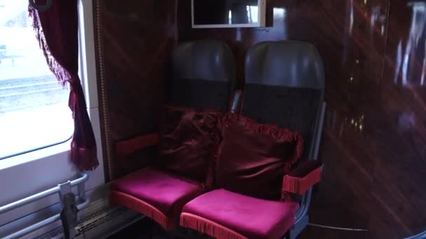 Luksusowe Wnętrze Pociągu Parą Pluszowych Siedzeń Tapicerowanych Burgundzkiej Tkaniny Pasujące — Wideo stockowe