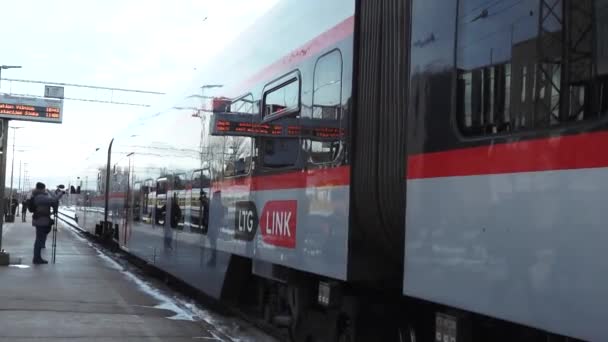 Moderno Tren Blanco Rojo Encuentra Una Estación Sus Puertas Abren — Vídeos de Stock