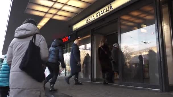 Skupina Lidí Kteří Vstupují Vystupují Vlakového Nádraží Skleněnými Dveřmi Kolemjdoucí — Stock video
