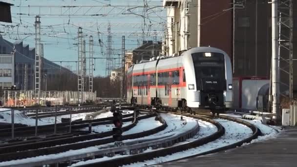 Moderner Personenzug Der Einen Bahnhof Oder Abfährt Mit Verschneiten Gleisen — Stockvideo