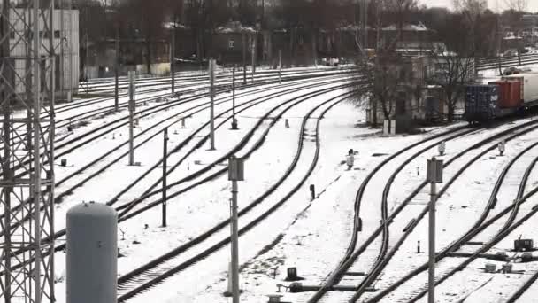 铁路交叉口 有覆盖着积雪的交叉轨道 信号灯和电线 这表明在一个闲置的铁路车站有一个冬季 — 图库视频影像
